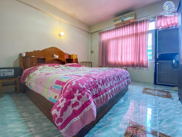 *****อาคารพาณิชย์มือสองย่านกรุงเทพฯ ม. ปิ่นเกล้านำโชค บรมราชชนนี 72 บนเนื้อที่ 18 ตร.ว. ฟังก์ชันจัดเต็ม 4 ห้องนอน 3 ห้องน้ำ อาคารพาณิชย์ทำเลดี ติดถ.บรมราชชนนี เชื่อมต่อถ.กาญจนาภิเษก กิจการส่วนตัวก็ดี โฮมออฟฟิศก็เยี่ยม รีบจองเลย!